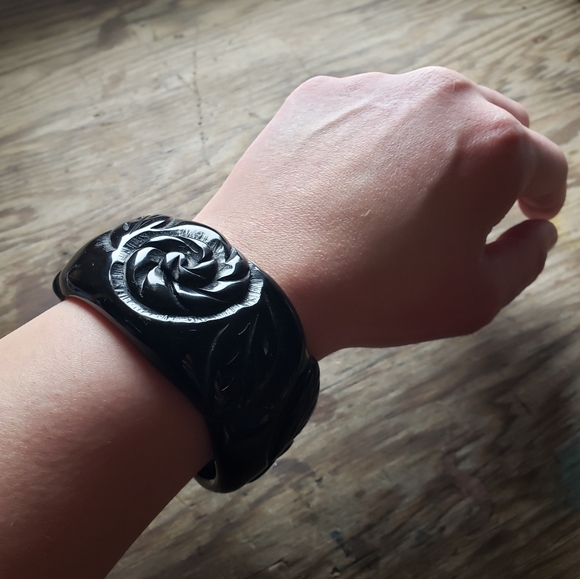 BLACK ROSES Lucite Wide Bangle - Picture 2 of 8